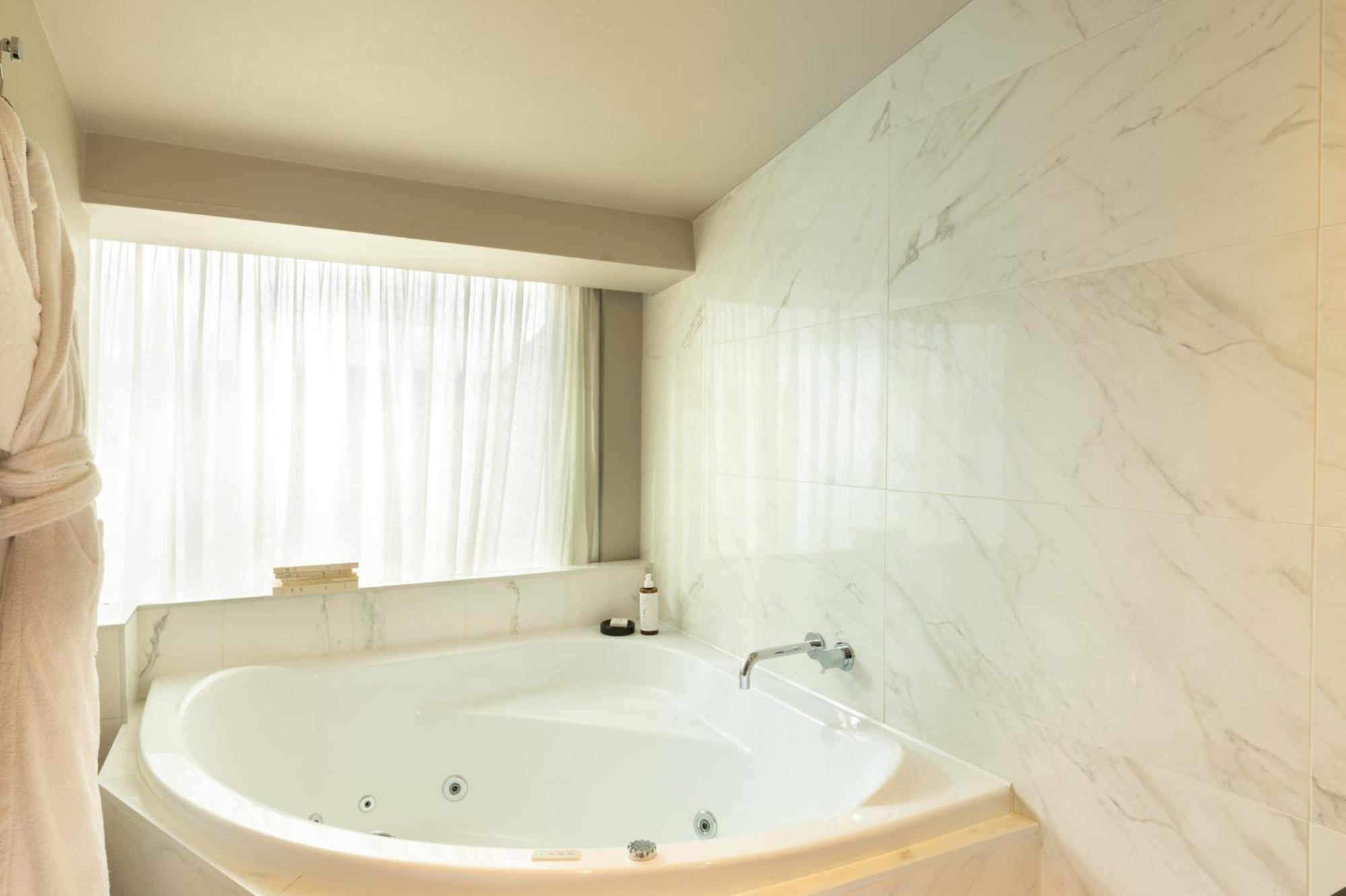 Habitación doble deluxe con bañera de hidromasaje y terraza